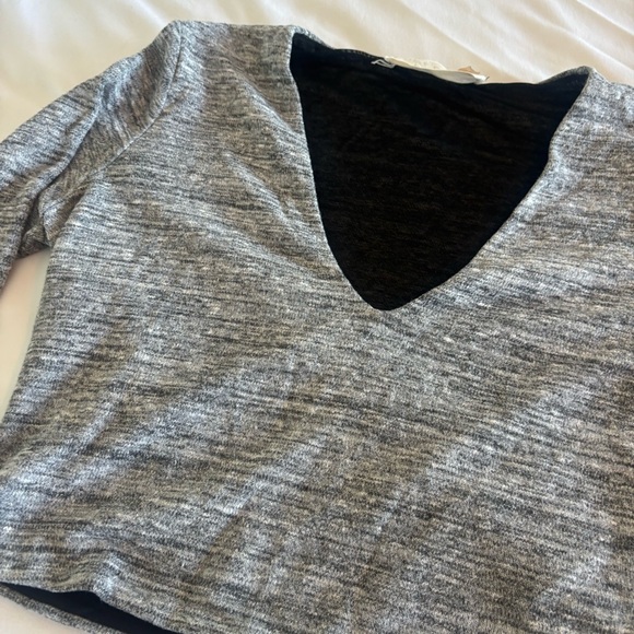Alice + Olivia Jori Cropped Top Grey Long Sleeve V Neck Shirt Size Small - Picture 3 of 5